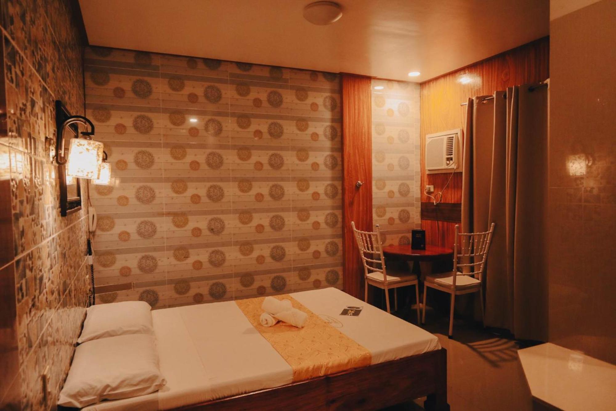 Queen Maricel Inn Virac ภายนอก รูปภาพ